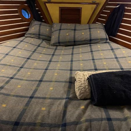 Spacious And Cozy Caribbean Boat In Barcelona With Tour Option Сан-Адриан-де-Бесос Экстерьер фото